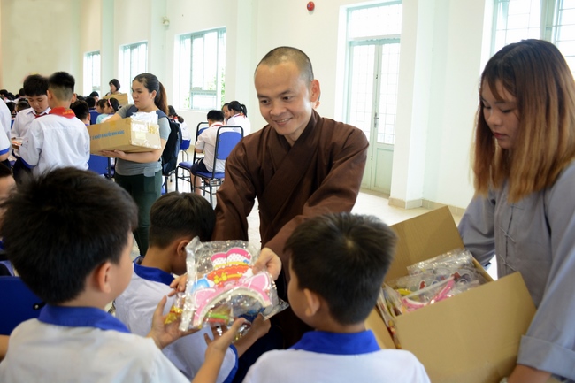 Giving gift portions to pupils on the occasion of Mid-Autumn Festival